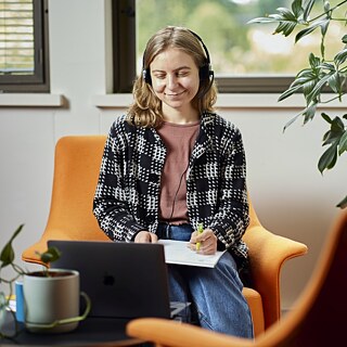 Studentin folgt ihrer Online-Live-Session auf dem Ipad